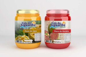 Potes de doce de jaca e de goiaba com rótulos Vale do Jaguaribe Doces