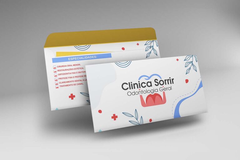 Envelopes da Clínica Sorrir em branco e azul, com abas amarelas, logo e especialidades