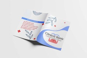 Pasta Clínica Sorrir aberta em azul e branco com especialidades e contatos