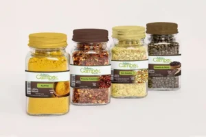 Quatro potes de especiarias com rótulos verdes da marca Sabor do Campo